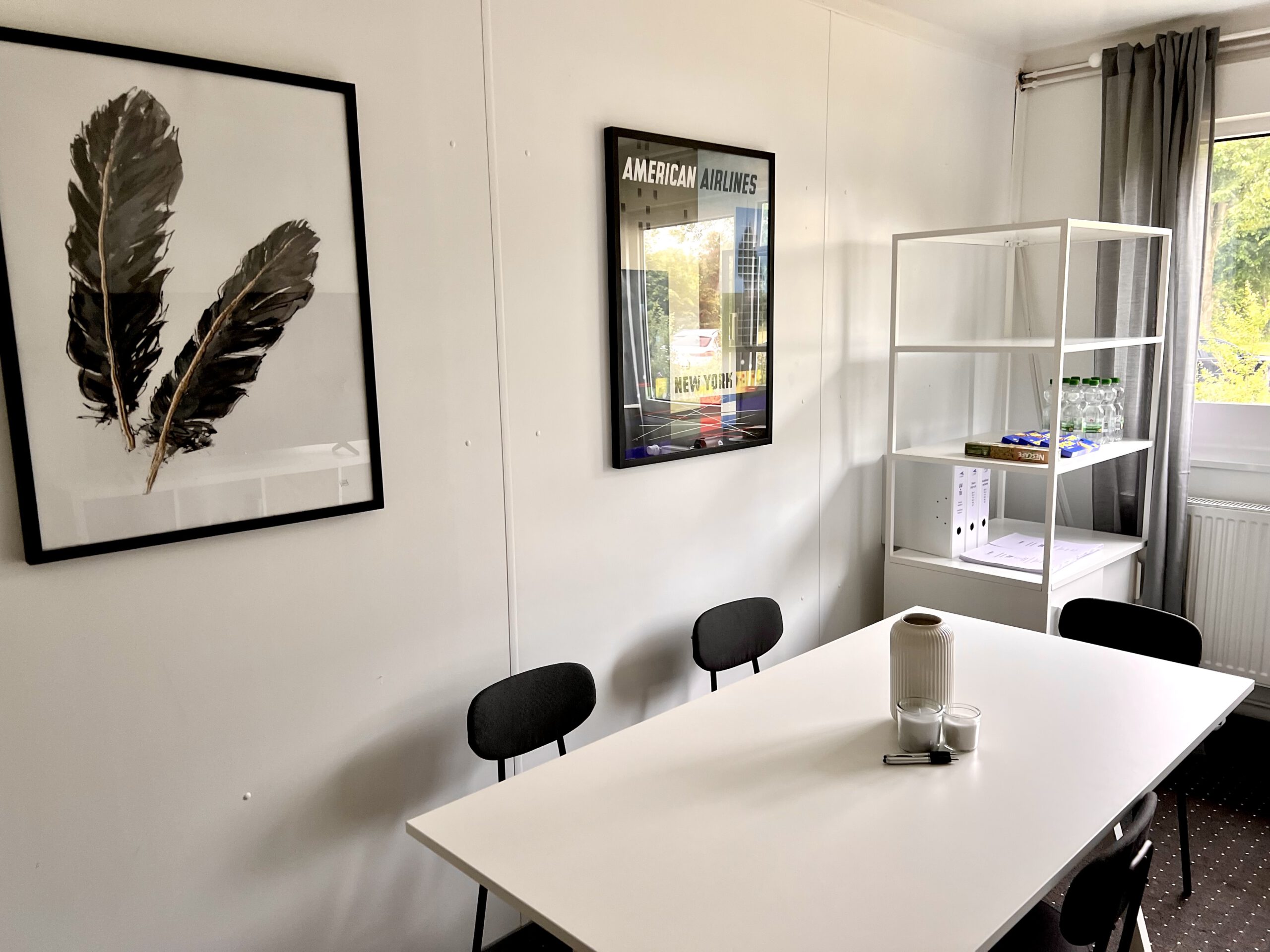 Arbeitsplätze mit iPads im Theorieraum der Flugschule