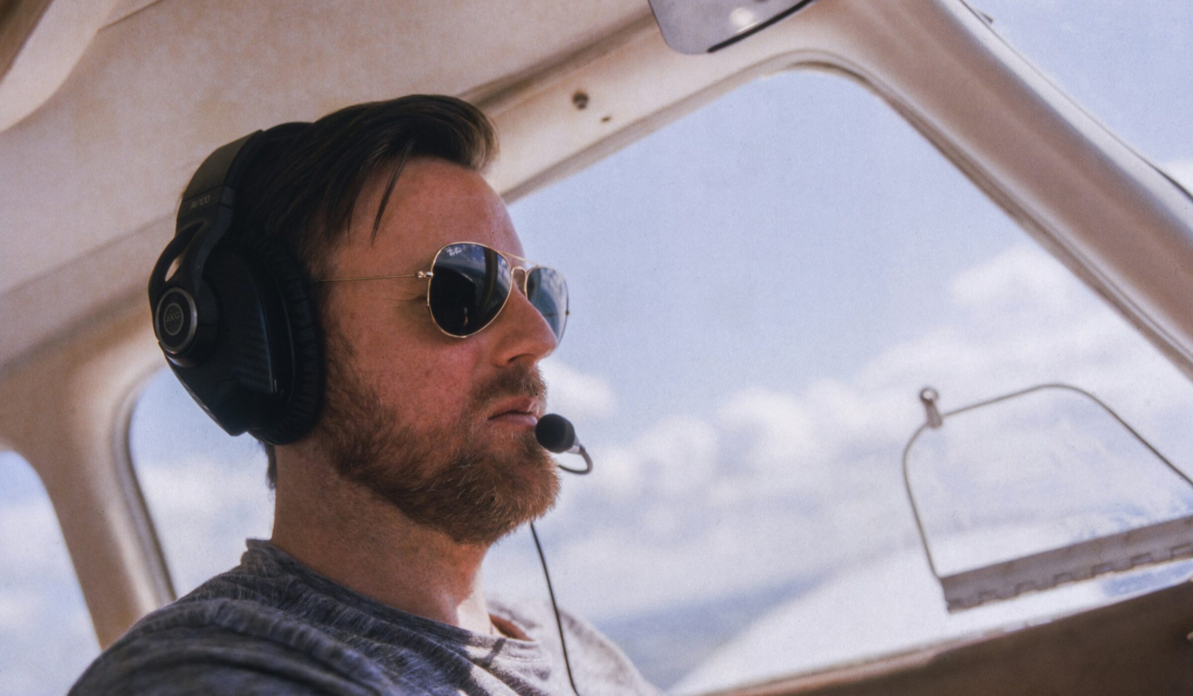 Blick aus dem Cockpit eines Kleinflugzeugs über die Tragfläche