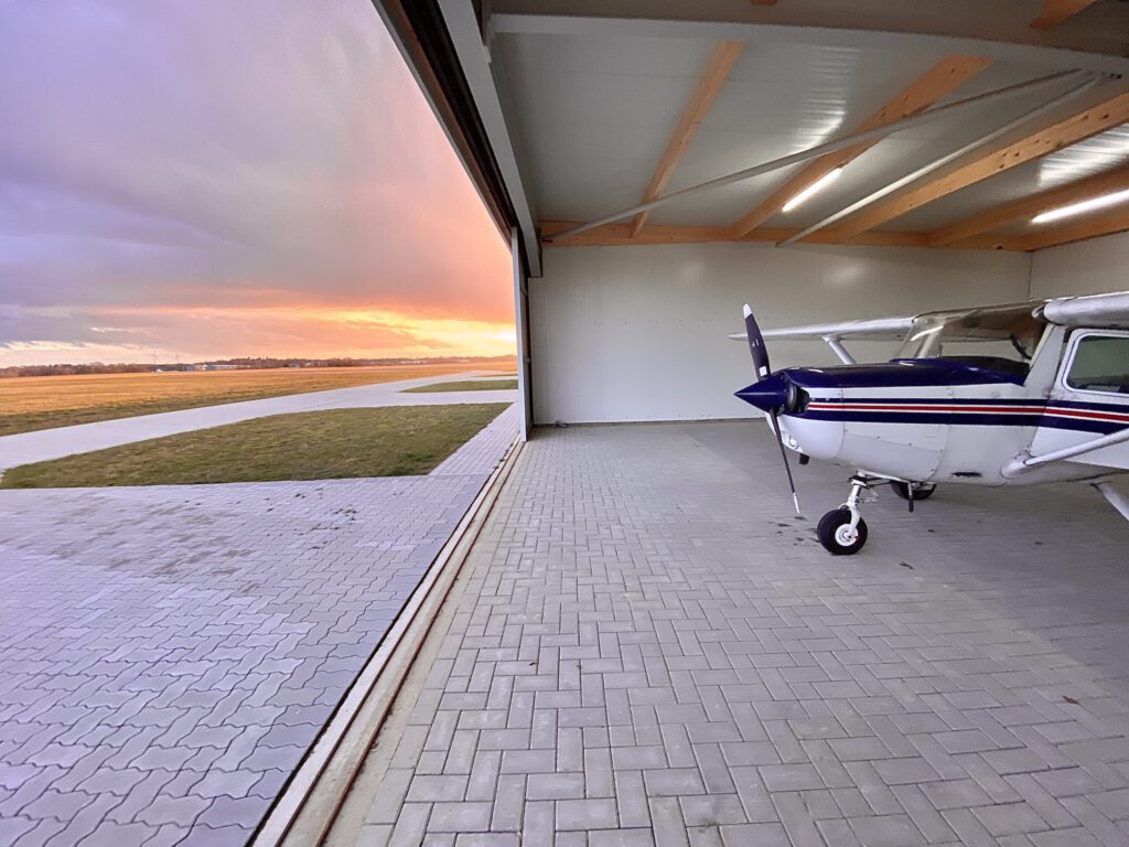 Im Hangar — Abendlicht