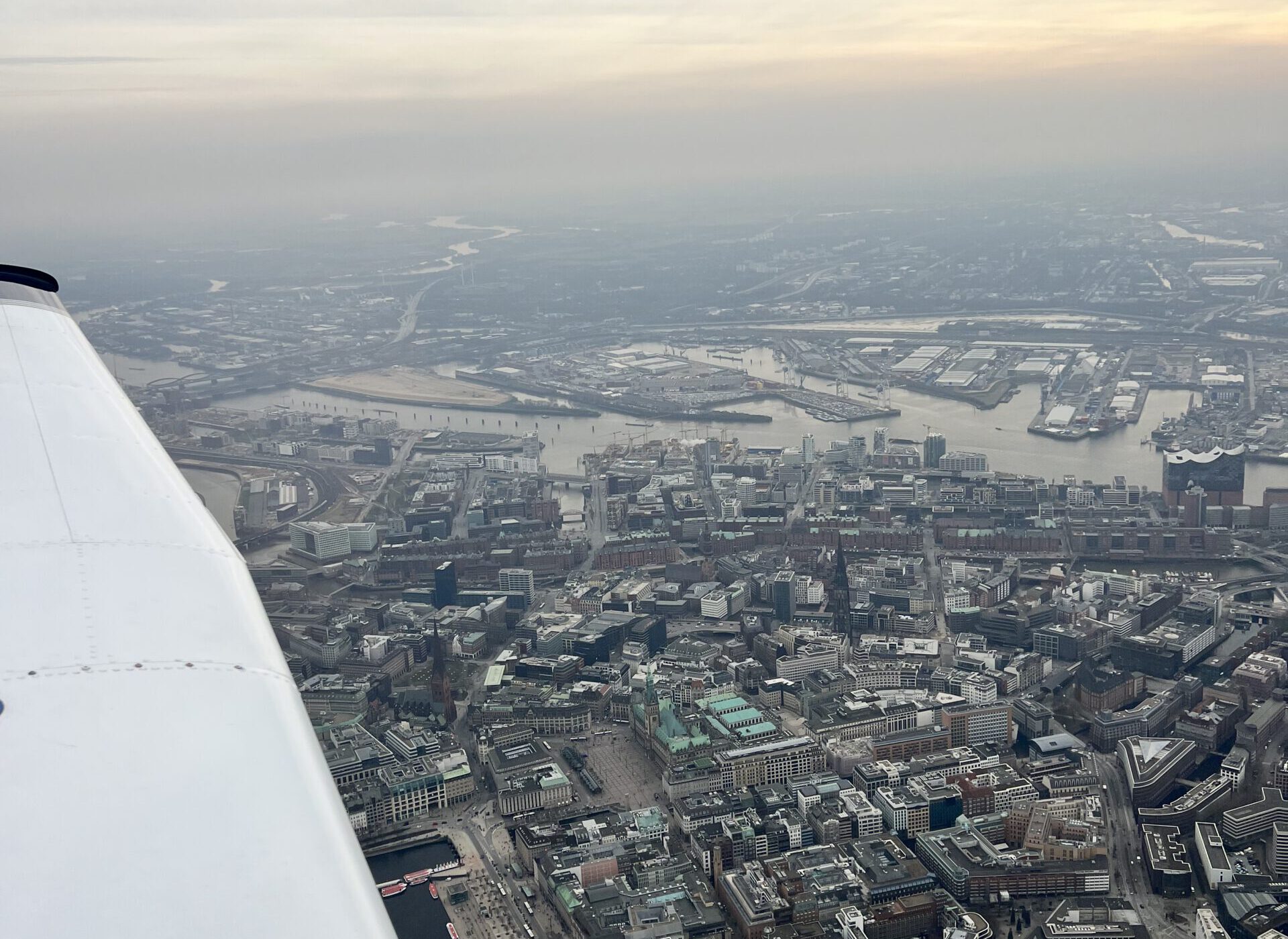 Blick aus dem Cockpit über Hamburg mit Elbphilharmonie und Hafen