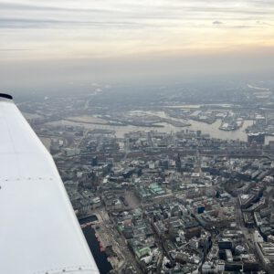 Blick aus dem Cockpit über Hamburg mit Elbphilharmonie und Hafen