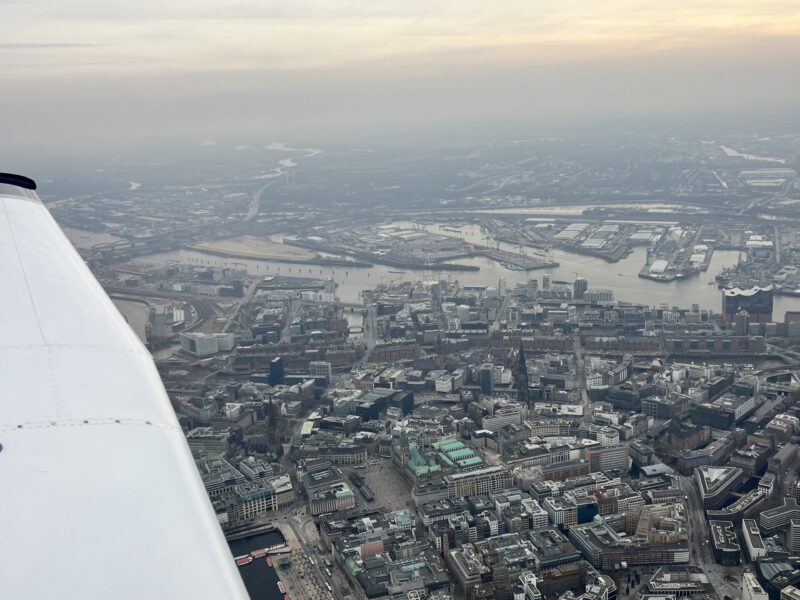 Blick aus dem Cockpit über Hamburg mit Elbphilharmonie und Hafen